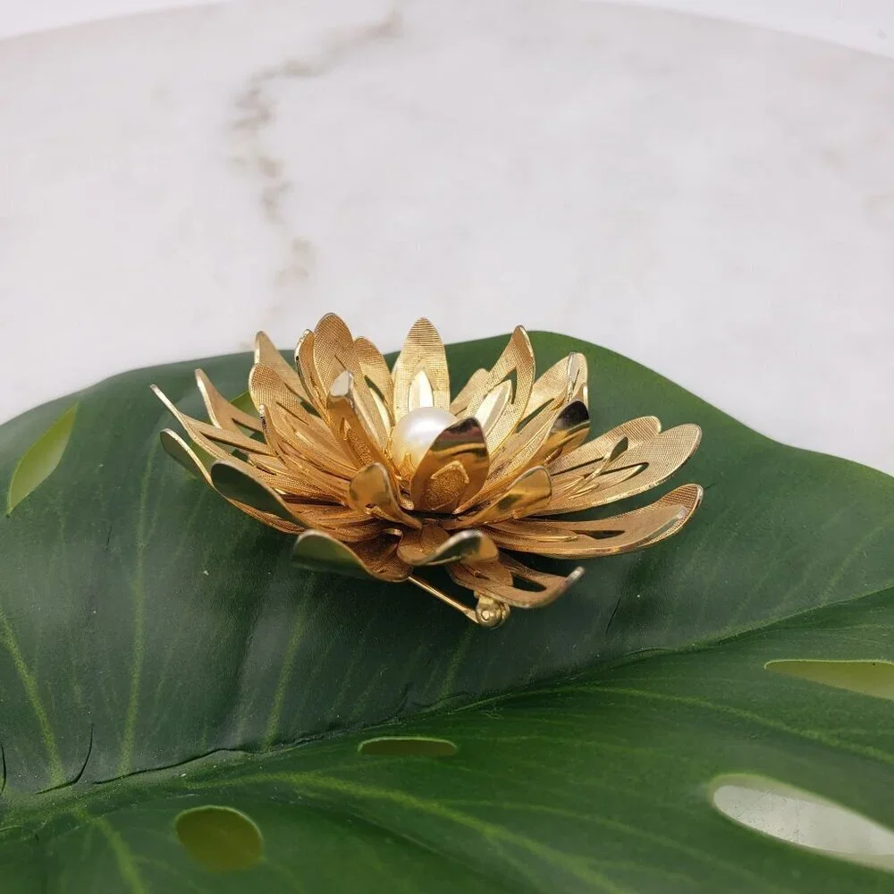 Vtg 1960s Emmons Goldtone Blooming Dahlia Flower Petal Brooch Faux Pearl Center